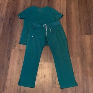 Figs LIMITED EDITION Scrub Set in Hunter Green, Medium Petite